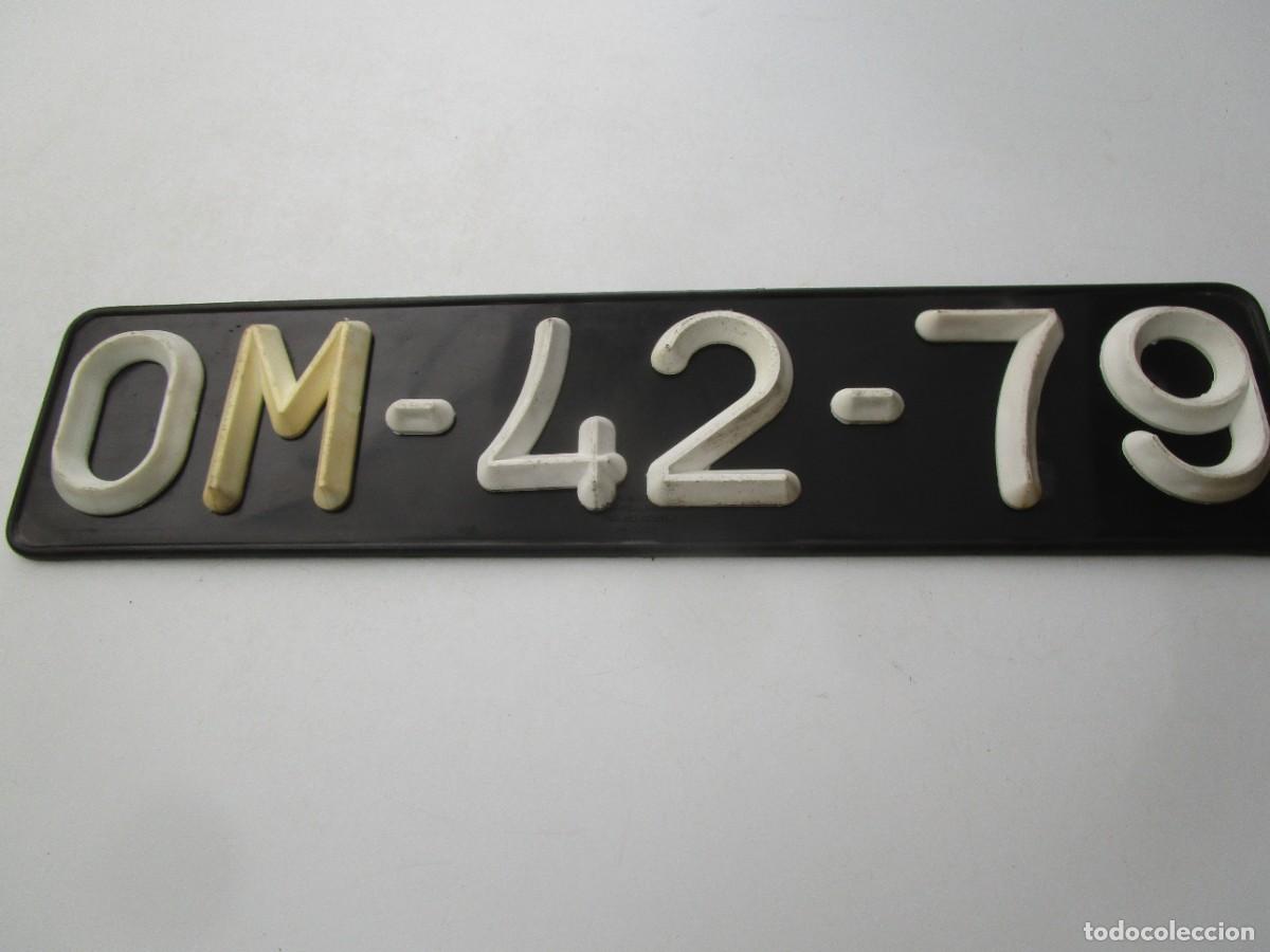 Coches y Motocicletas: ANTIGUA MATRICULA COCHE PORTUGUES 0M-42-79 APROX 1950, RESINA VINILO, LETRAS RELIEVE 52X12CM 300gr +