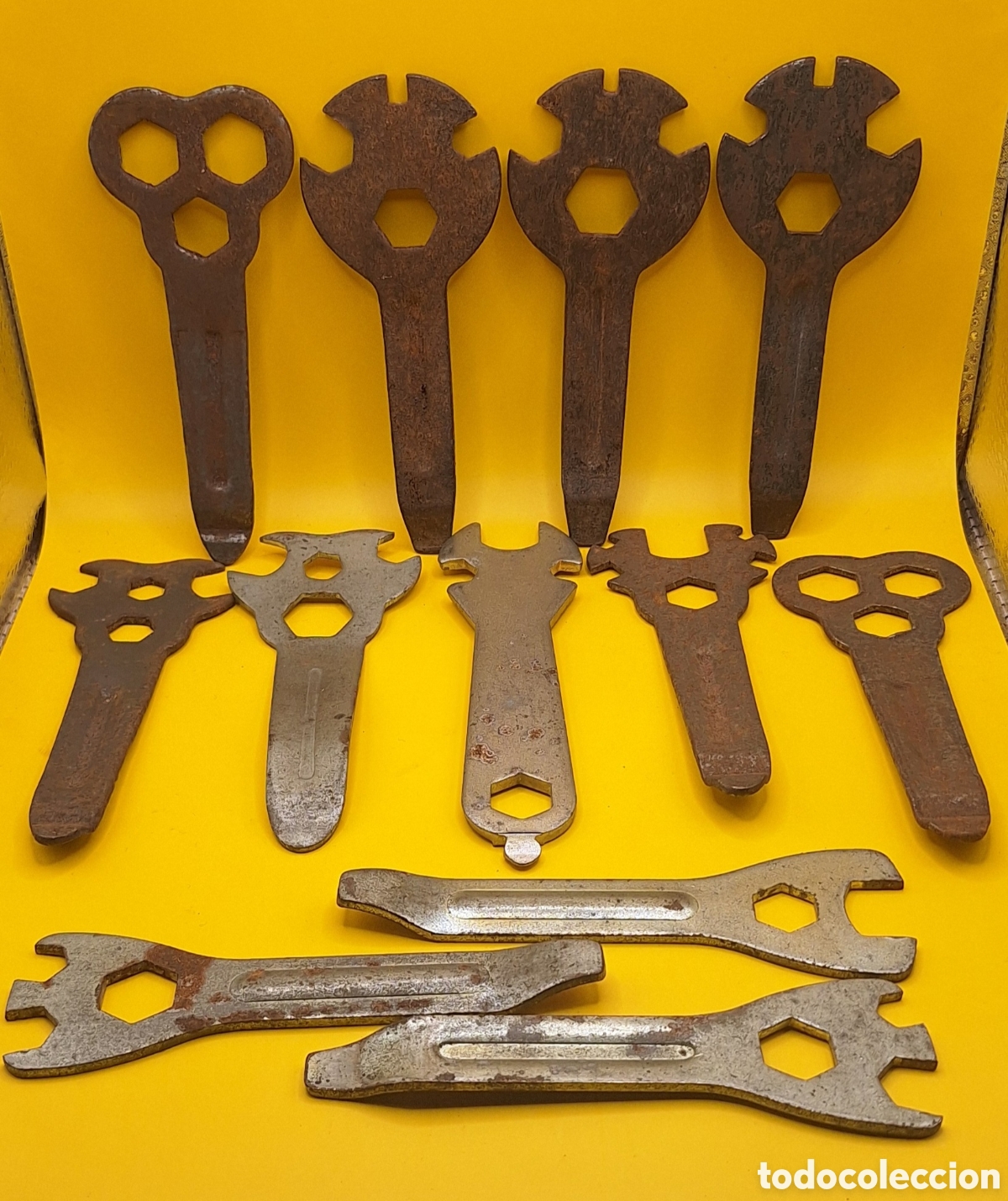 Coches y Motocicletas: Lote de 12 Antiguas Llaves de Bicicleta