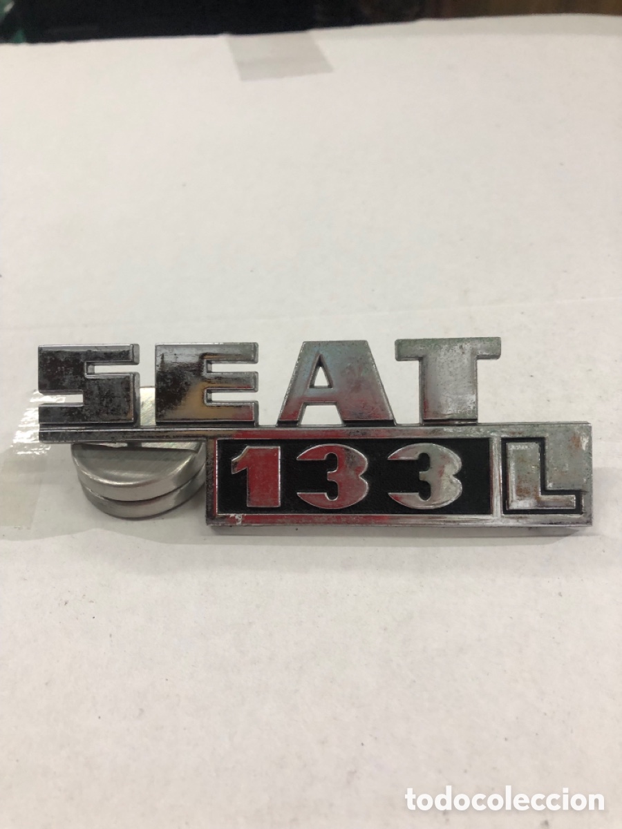 Coches y Motocicletas: Anagrama / Emblema Trasero SEAT 133 L - Original de &Eacute;poca