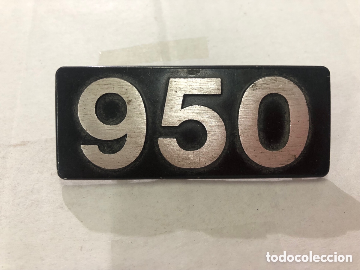 Coches y Motocicletas: Emblema / Insignia Met&aacute;lica &rdquo;950&rdquo; - Industrias Motrico - Original &Eacute;poca (SEAT / Cl&aacute;sicos)