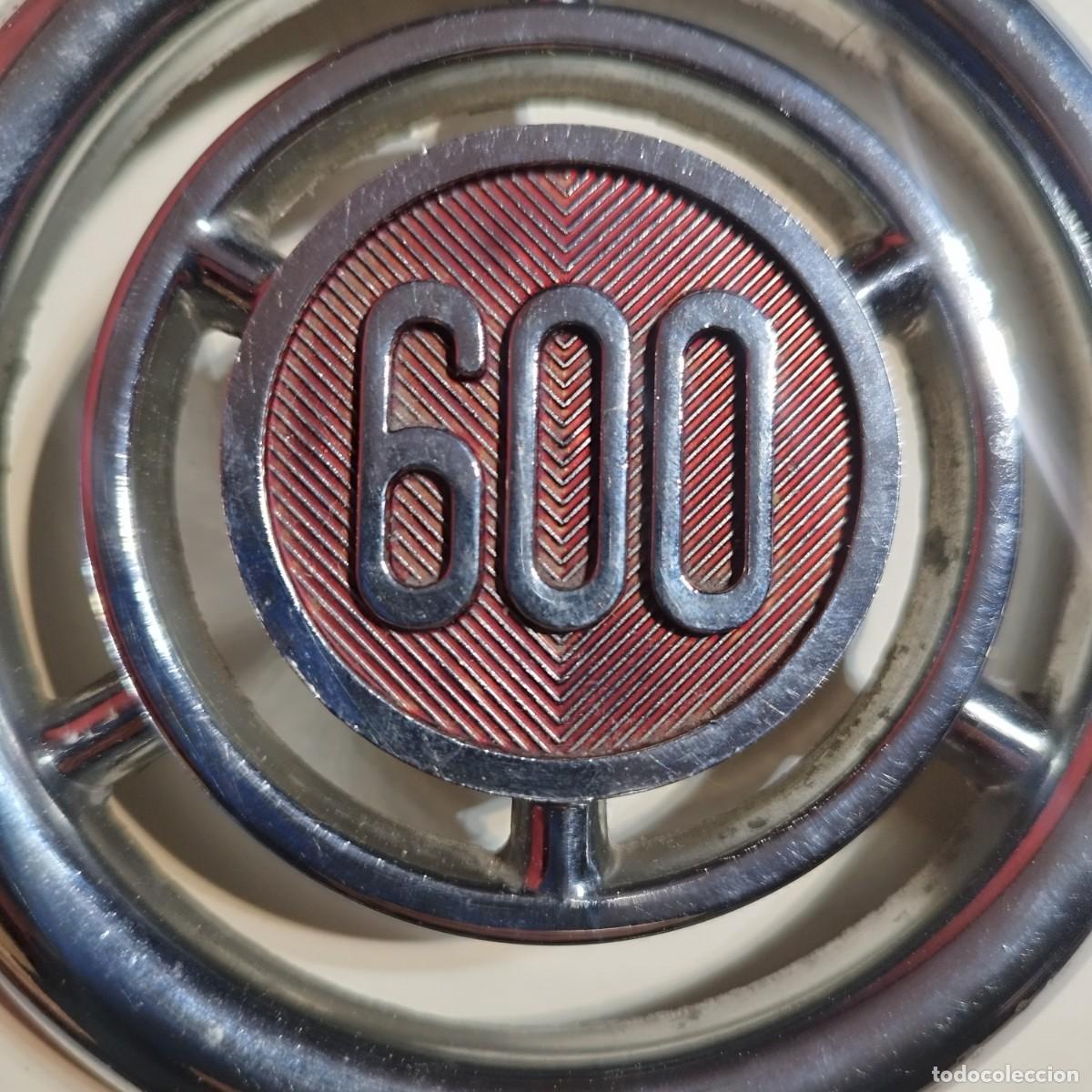 Coches y Motocicletas: ANAGRAMA EMBELLECEDOR CROMADO PARA FRONTAL DEL COCHE SEAT 600 - IMPECABLE -