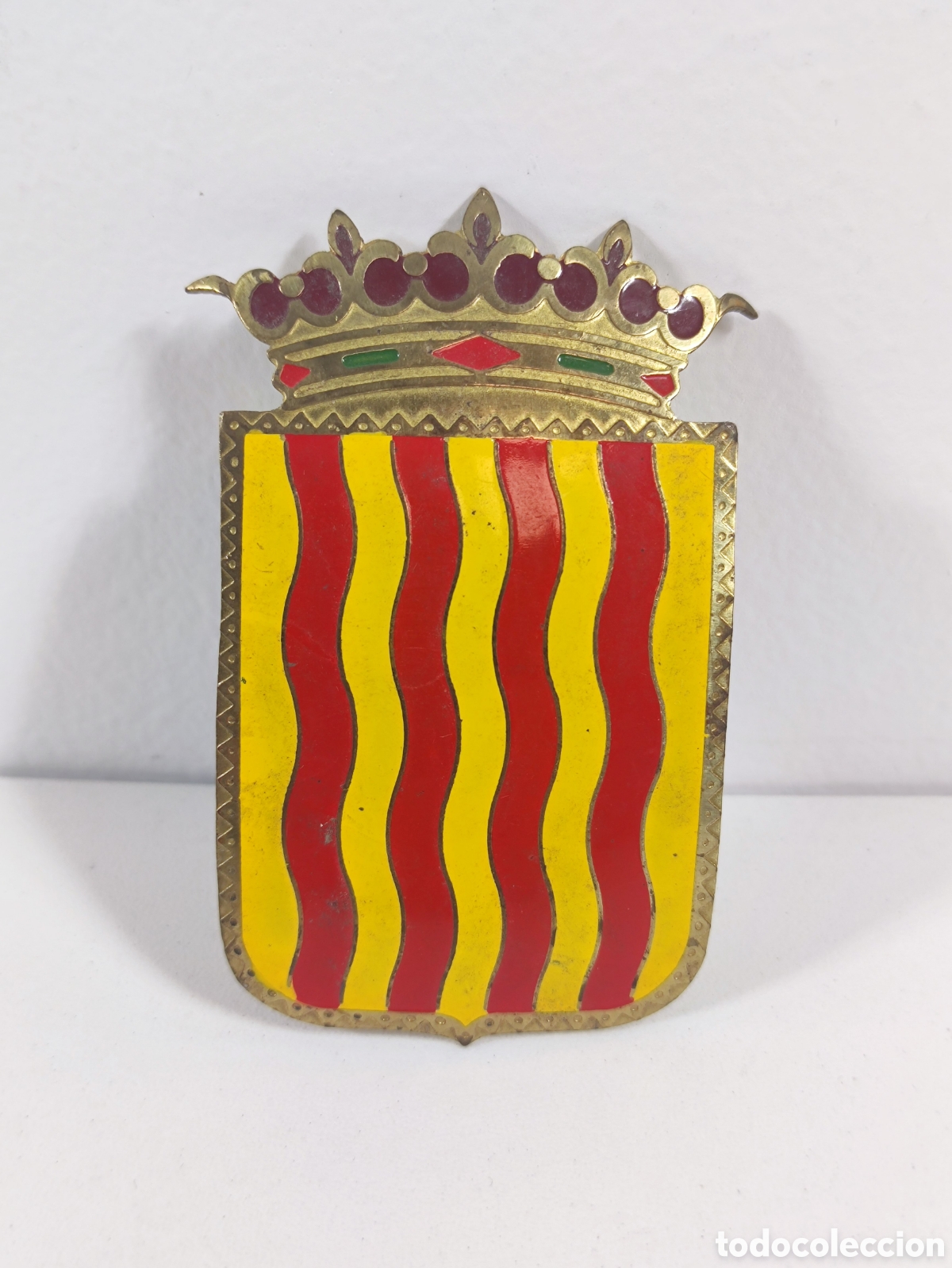 Coches y Motocicletas: Escudo ciudad de Tarragona en metal para parrilla SEAT Renault Citro&euml;n Simca Pegaso blason