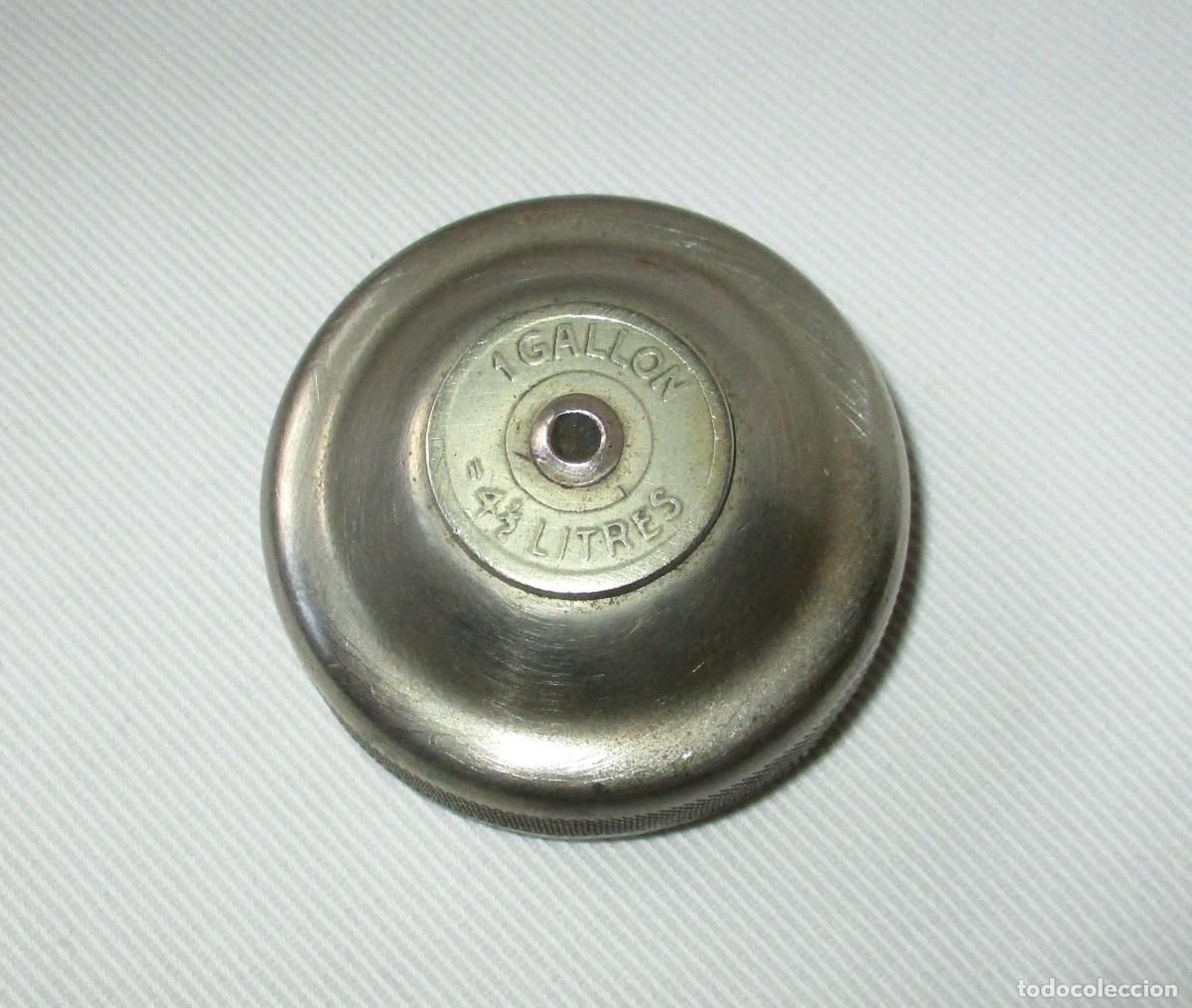 Automobili e Motociclette: ANTIGUO TAP&Oacute;N MET&Aacute;LICO PARA BID&Oacute;N DE GASOLINA O JERRYCAN DE UN GAL&Oacute;N.
