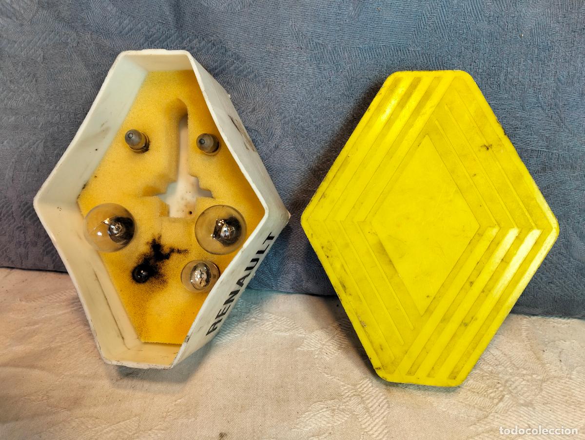 Coches y Motocicletas: Caja de bombillas de recambio de coche antiguo Renault amarilla con logo repuesto incompleto R14 R18