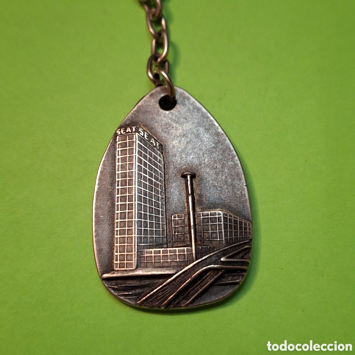 Coches y Motocicletas: SEAT BARCELONA SUCURSAL PLA&Ccedil;A CERDA - LLAVERO ANTIGUO - TEMATICA MOTOR AUTOMOVIL COCHE