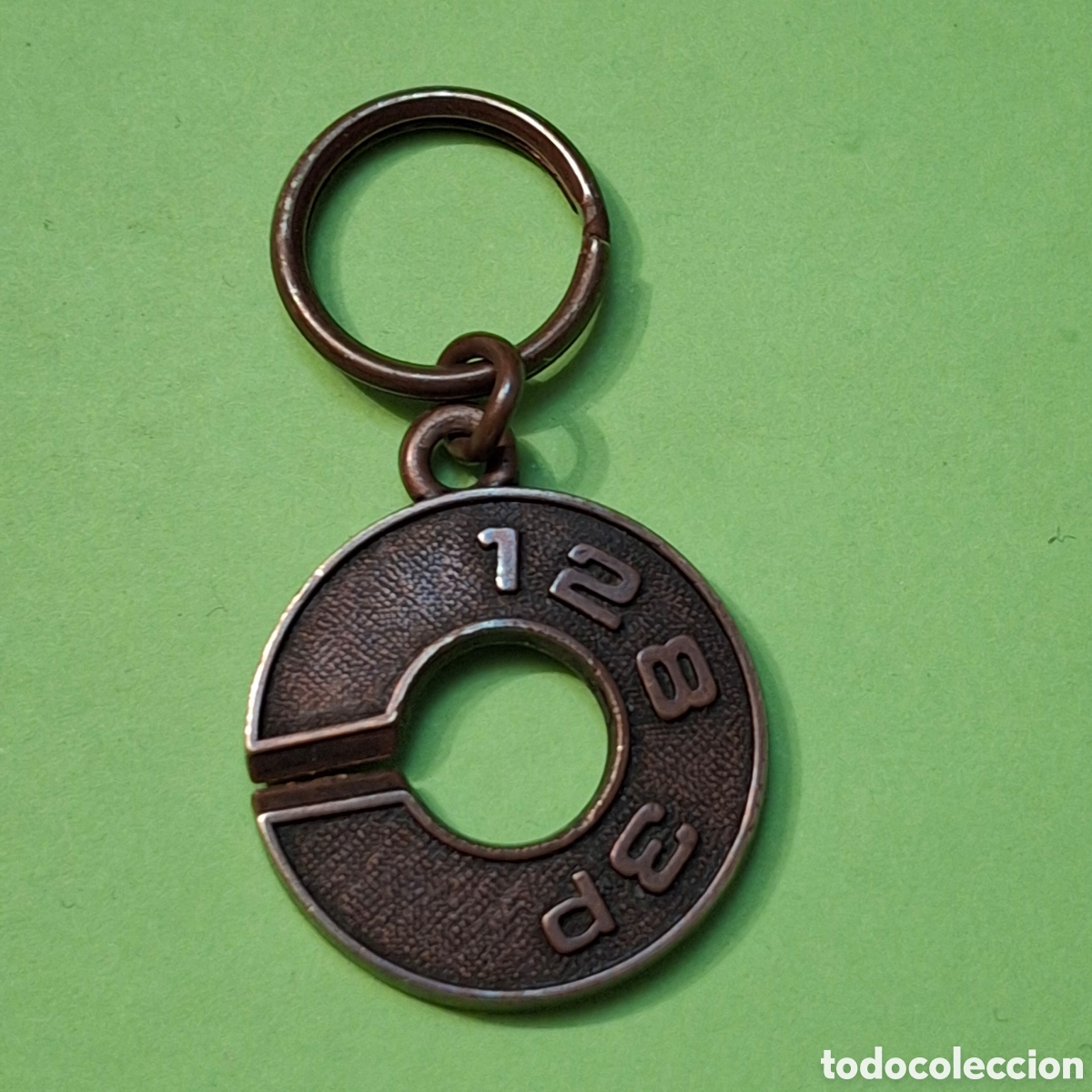 Coches y Motocicletas: SEAT 128 3P 3 PUERTAS - LLAVERO ANTIGUO - TEMATICA MOTOR AUTOMOVIL COCHE