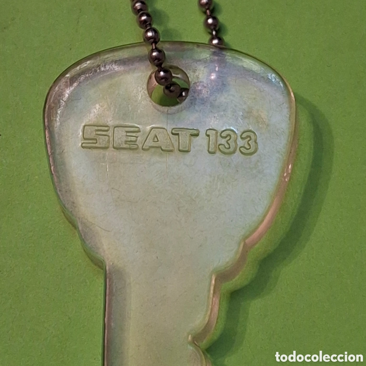 Coches y Motocicletas: SEAT 133 LLAVE PLASTICO - LLAVERO ANTIGUO - TEMATICA MOTOR AUTOMOVIL COCHE - RARO DIFICIL