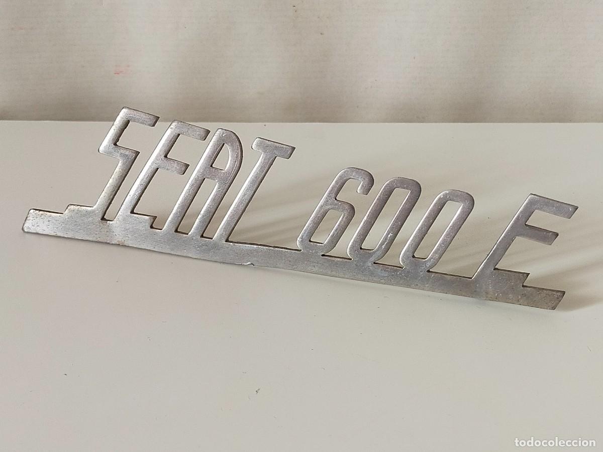 Coches y Motocicletas: Anagrama / Logotipo met&aacute;lico del SEAT 600 E - Emblema original.