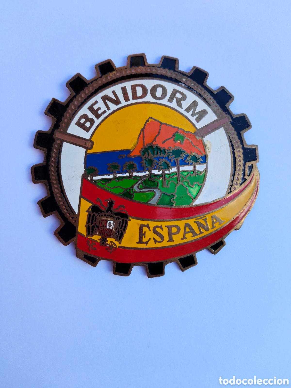 Coches y Motocicletas: ANTIGUA Y PRECIOSA CHAPA EMBLEMA PARA COCHE MOTO BENIDORM ESPA&Ntilde;A - EPOCA DE FRANCO - A&Ntilde;OS 60 70 - RA