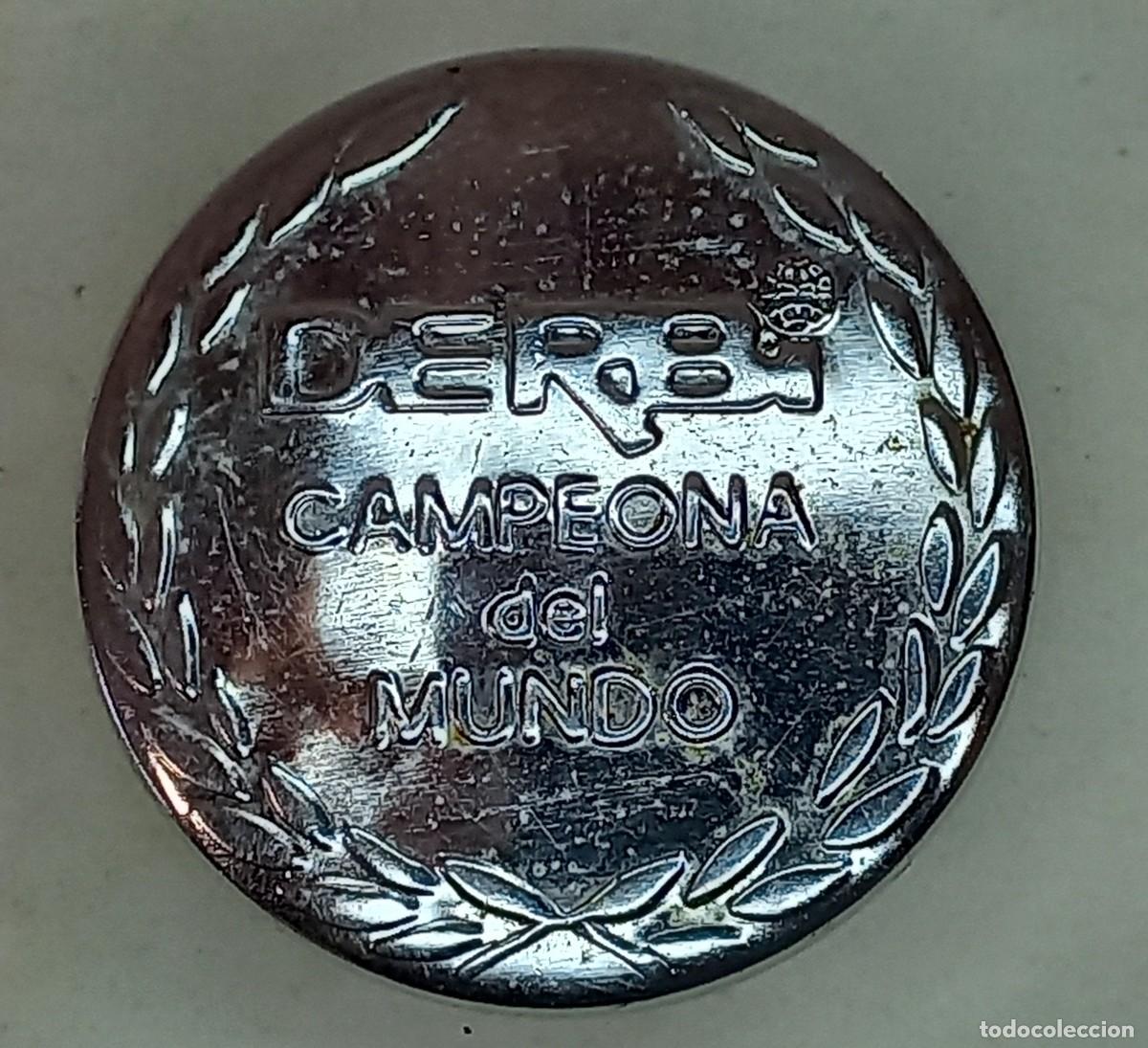 Coches y Motocicletas: ANTIGUO TAPON METALICO DE DEPOSITO DE GASOLINA MOTOCICLETA DERBI , CAMPEONA DEL MUNDO