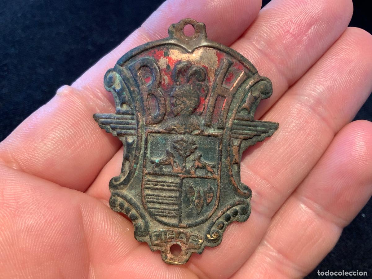 Coches y Motocicletas: Antigua insignia o placa de bicicleta bh, eibar, restos de policromia, 5x4,3cm, 4,36gr.