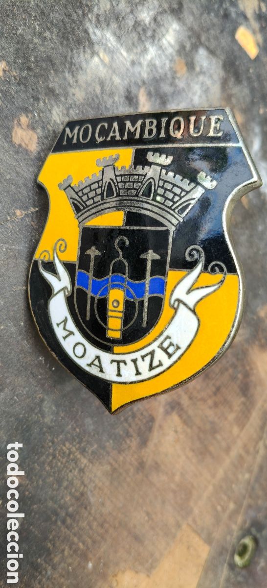 Carros e motociclos: INSIGNIA COCHE ANTIGUO - EMBLEMA PARA CARRO MO&Ccedil;AMBIQUE MOATIZE RARO
