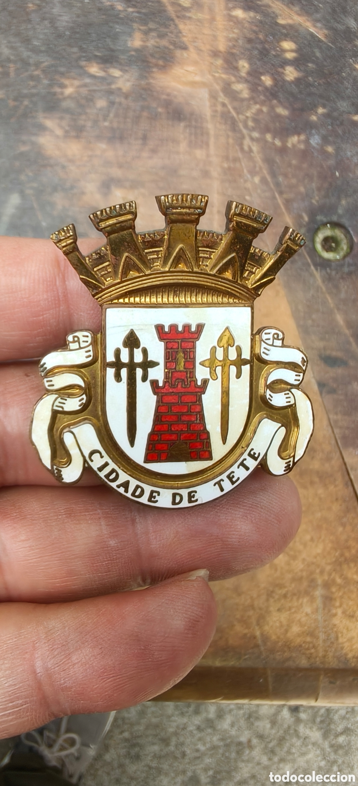 Carros e motociclos: INSIGNIA COCHE ANTIGUO - EMBLEMA PARA CARRO MO&Ccedil;AMBIQUE CIDADE DE TETE