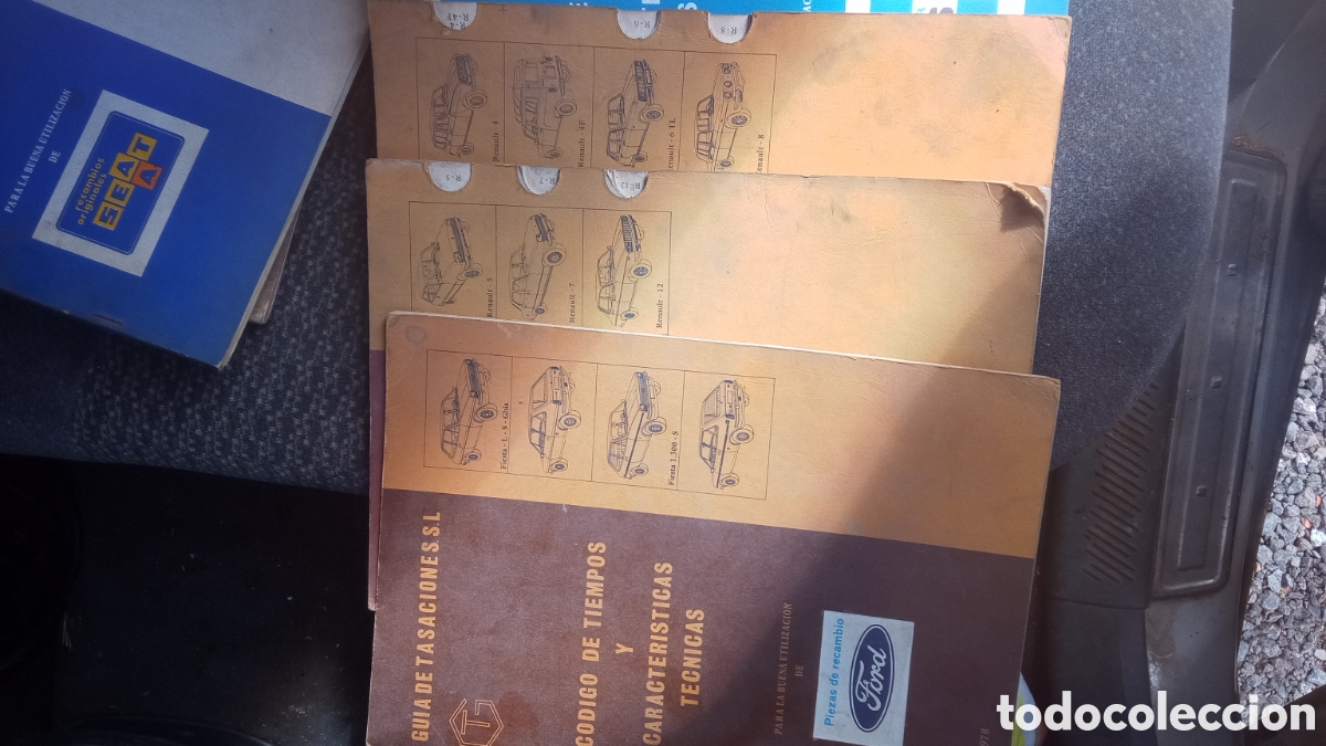 Coches y Motocicletas: Lote de manuales t&eacute;cnicos vintage antiguos, Renault y Ford. Guias de tasaci&oacute;n, tiempos y caracter&iacute;st