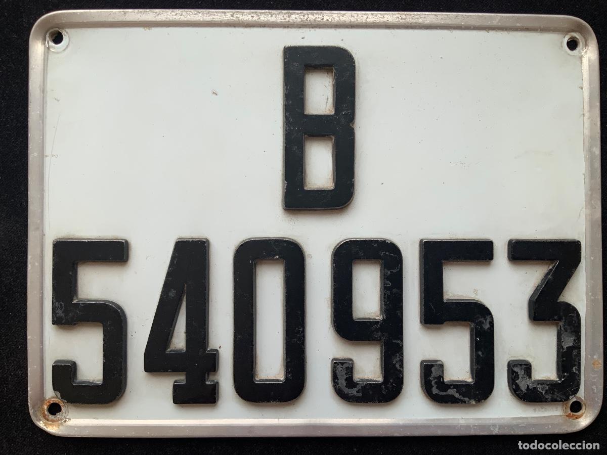 Coches y Motocicletas: Antigua matr&iacute;cula o placa de veh&iacute;culo o coche, trasera, Barcelona 1967, 28,5x21cm, 213gr.