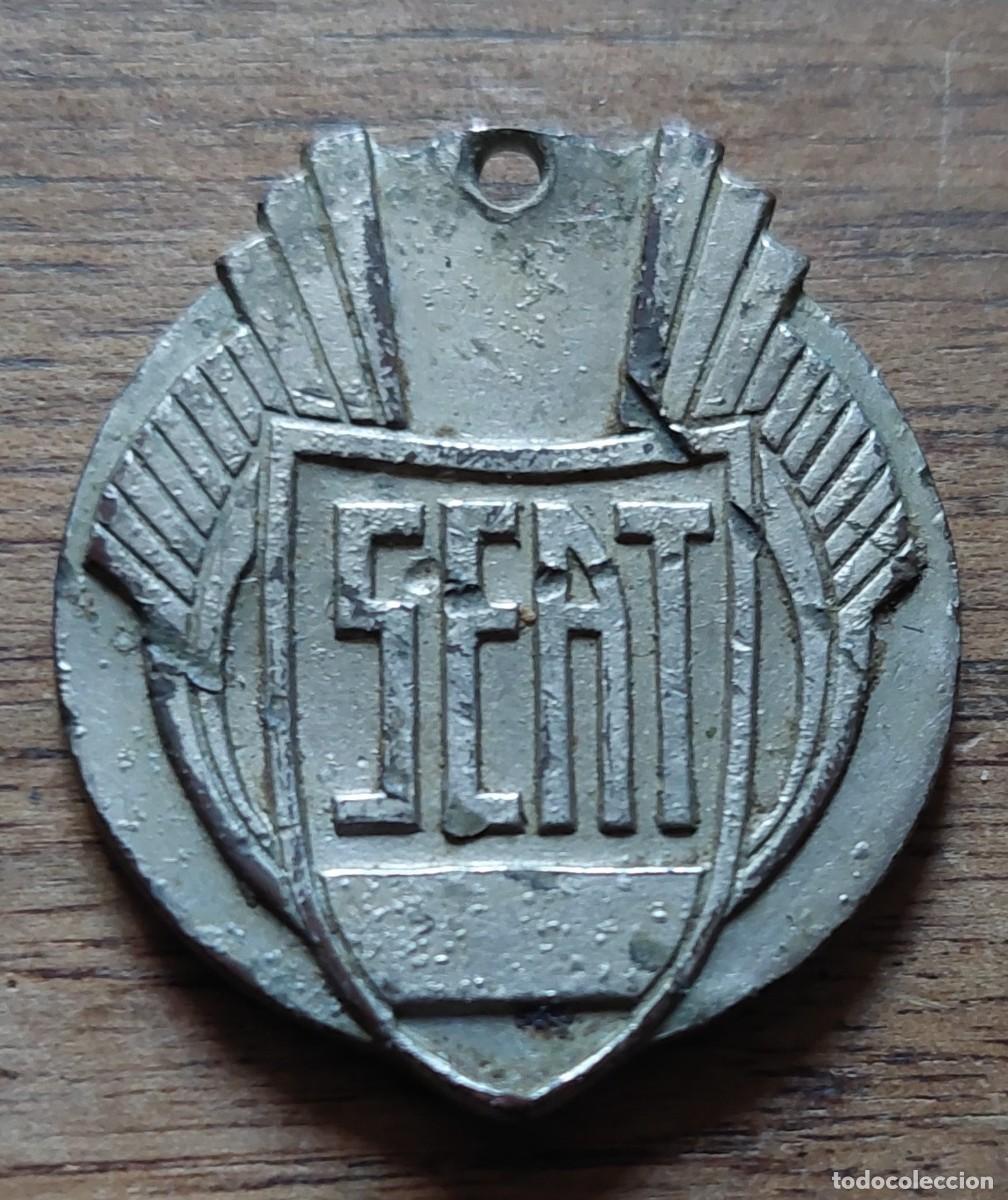 Coches y Motocicletas: Antigua placa medalla de Seat reverso MIP