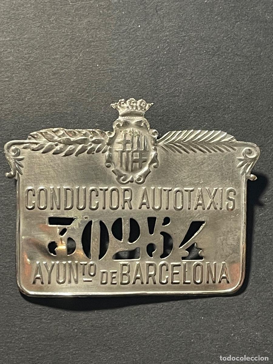 Coches y Motocicletas: BARCELONA / AUTOMOVILES - ANTIGUA PLACA DE CONDUCTOR AUTOTAXIS AYUNto. DE BARCELONA - 6,5X5 CM.