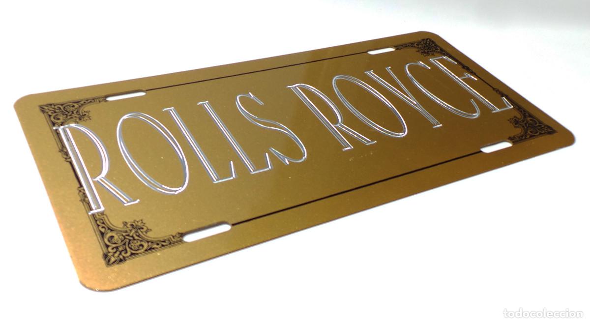 Coches y Motocicletas: PLACA DECORATIVA MARCA ROLLS ROYCE, FABRICADA EN METAL CON LETRAS PLATEADAS SOBRE UN FONDO DORADO