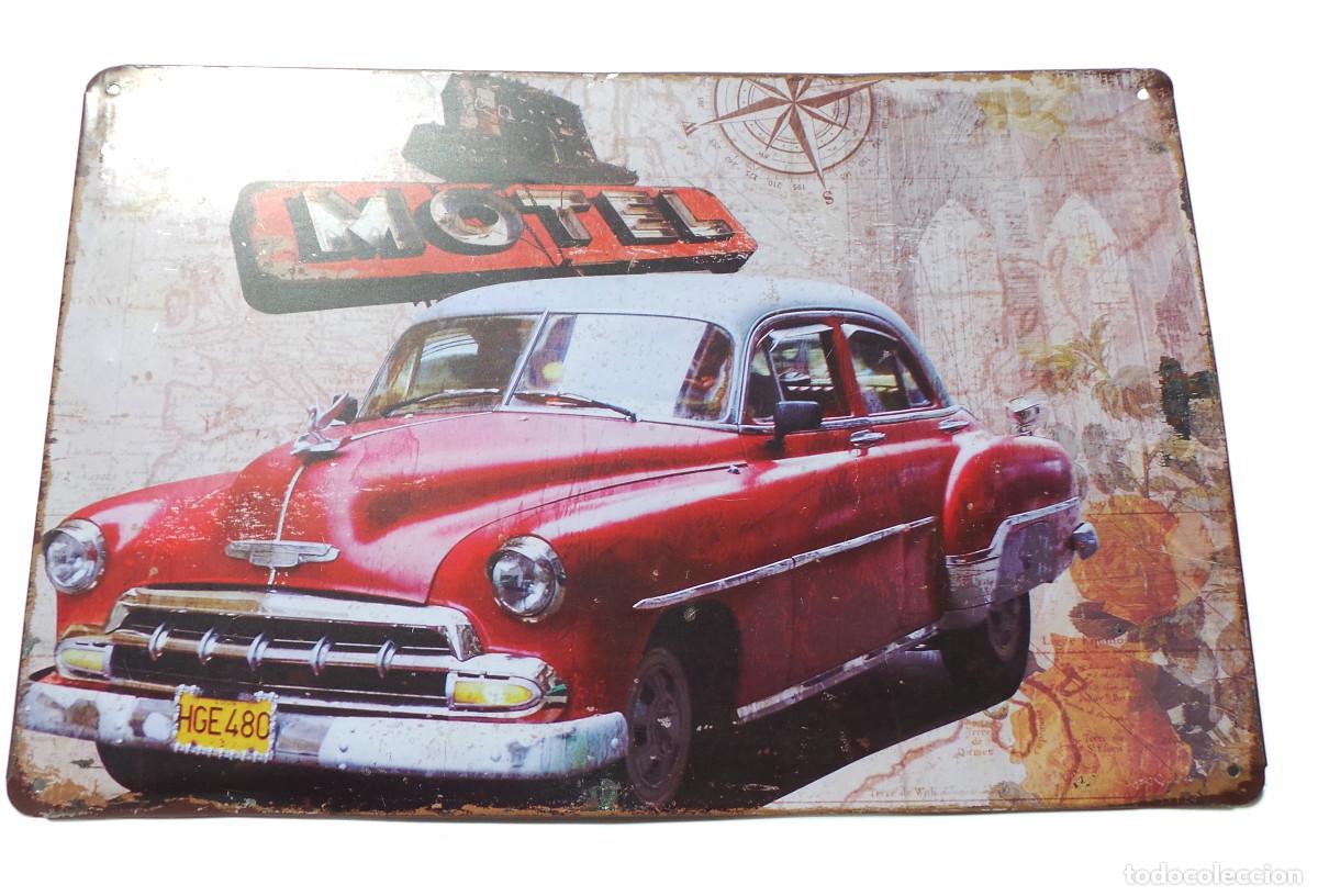Coches y Motocicletas: PLACA DECORATIVA METAL CON ESTILO VINTAGE, UN AUTOM&Oacute;VIL CL&Aacute;SICO ROJO CON TEM&Aacute;TICA DE MOTEL.