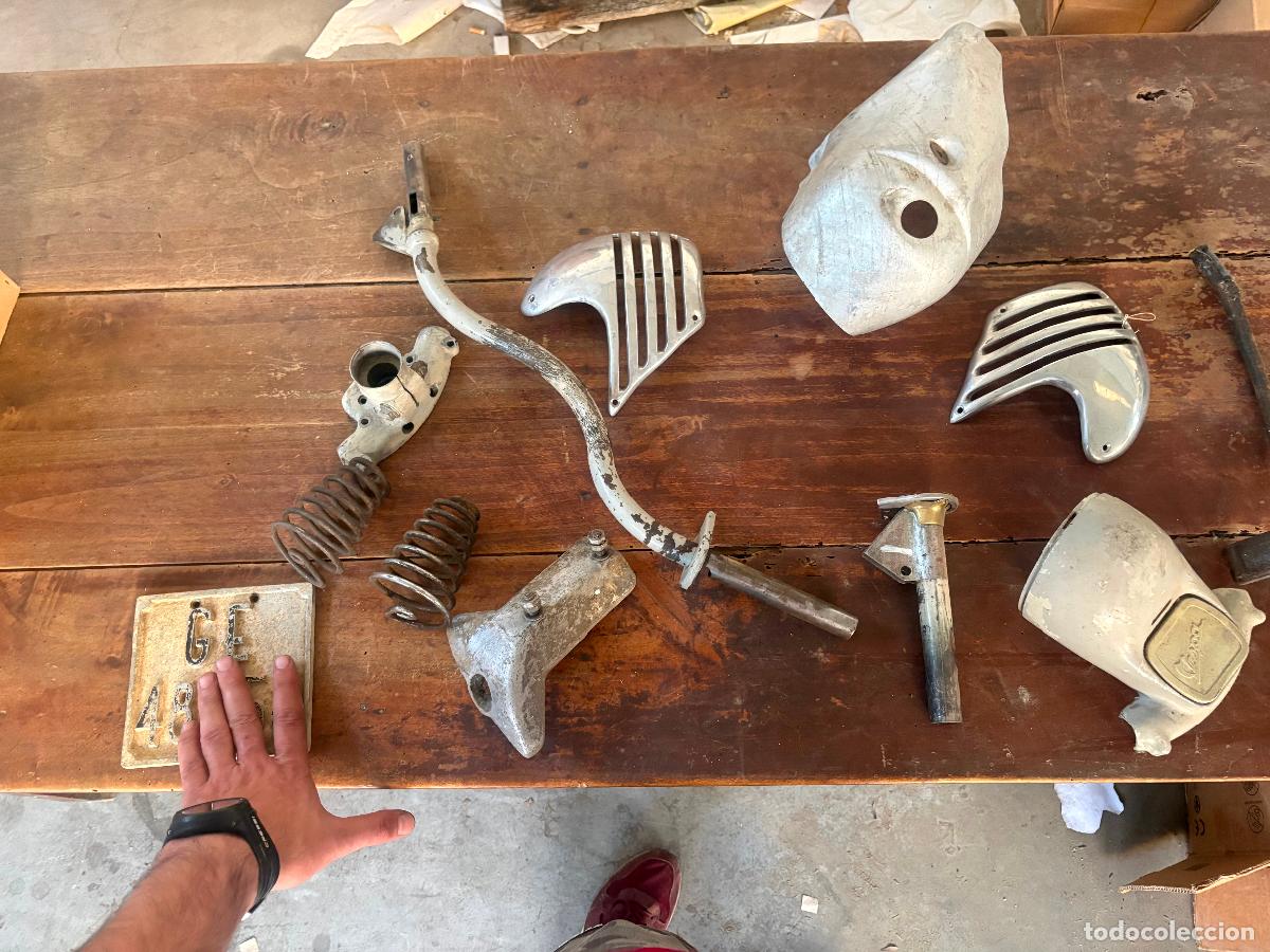 Coches y Motocicletas: Lote de piezas vespa manillar tubo embellecedores a&ntilde;os 50 faro basso faro bajo con matr&iacute;cula