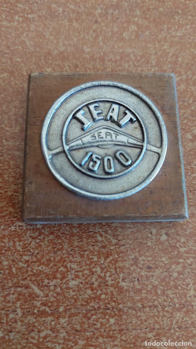Coches y Motocicletas: Placa emblema iman Seat 1500