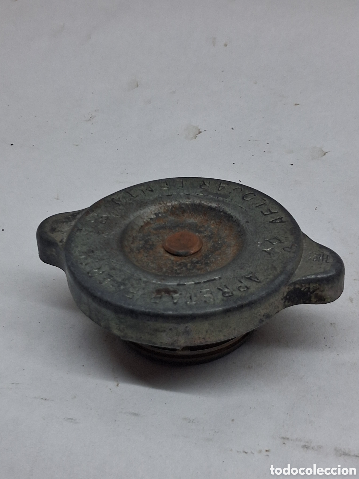 Coches y Motocicletas: tap&oacute;n radiador coche antiguo