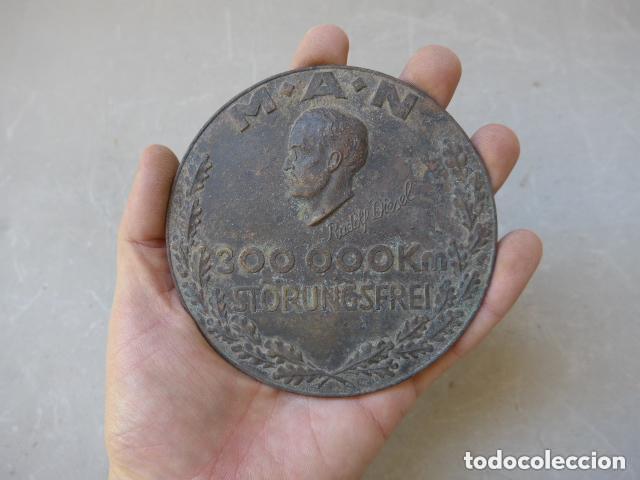 Coches y Motocicletas: Antigua medalla placa de camion Man, de 300000 km. Coche, motor. original.
