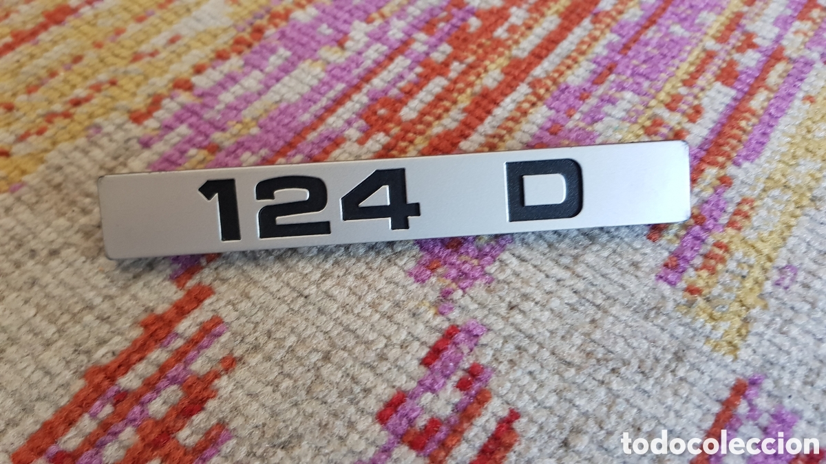 Coches y Motocicletas: Insignia trasera Seat 124 D