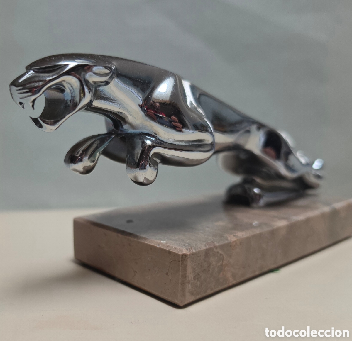 Coches y Motocicletas: EMBLEMA JAGUAR. INSIGNIA DE CAPO. CAR CAPE SHOPPERS. LATON CROMADO, BASE DE MARMOL.