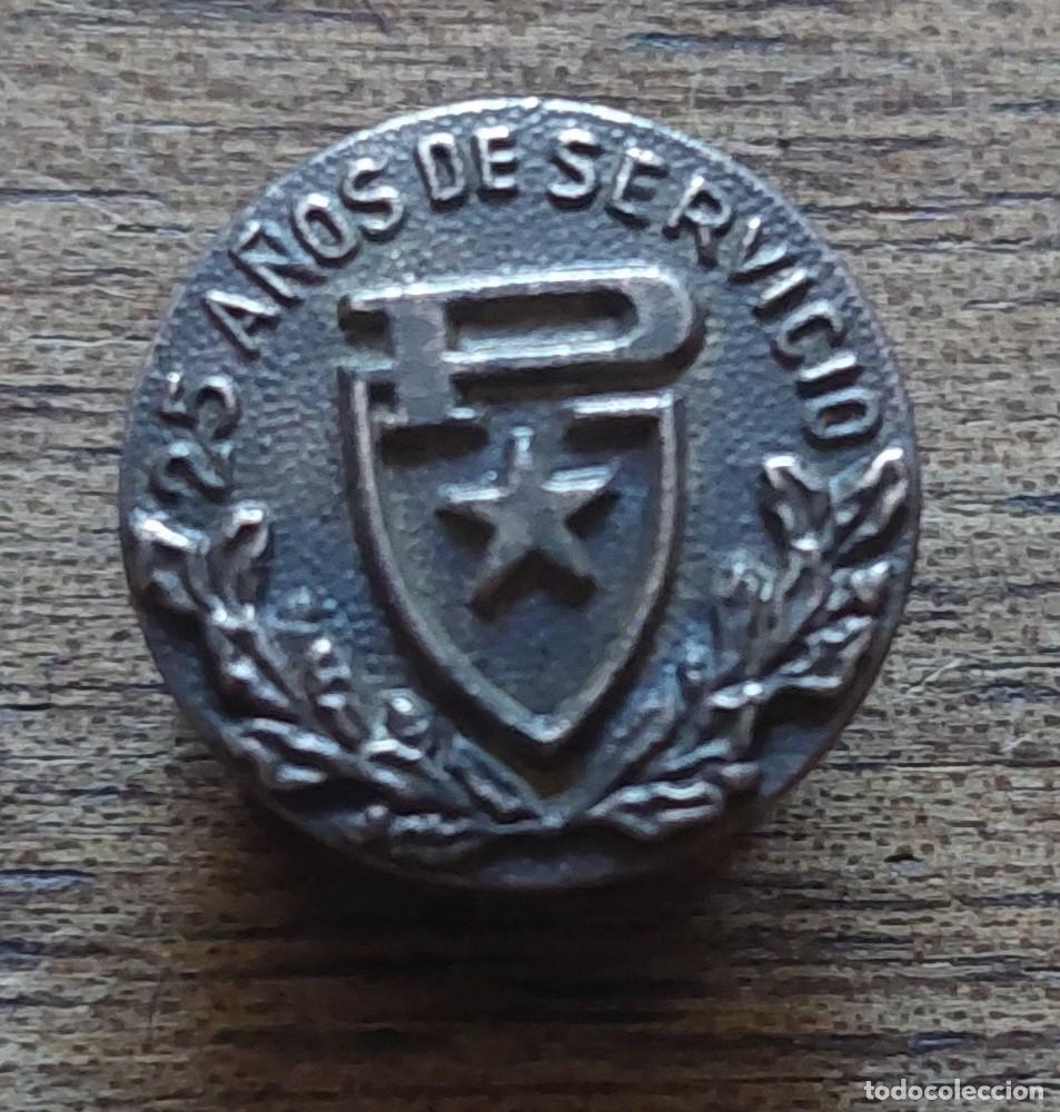 Coches y motocicletas: Antiguo emblema pirelli 25 s&ntilde;os servicio plata