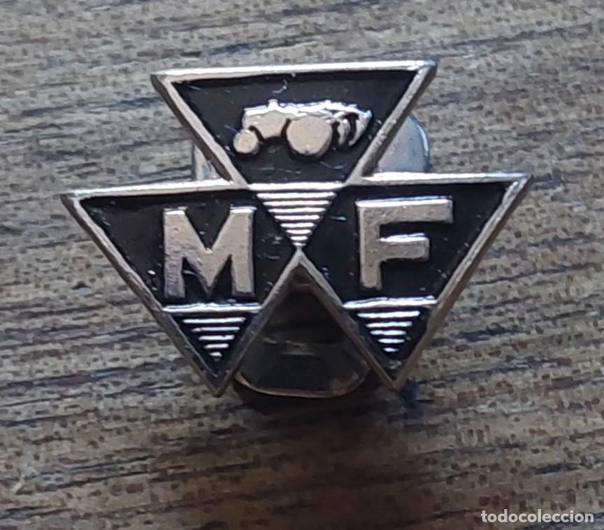 Coches y motocicletas: Antiguo emblema tractores MF