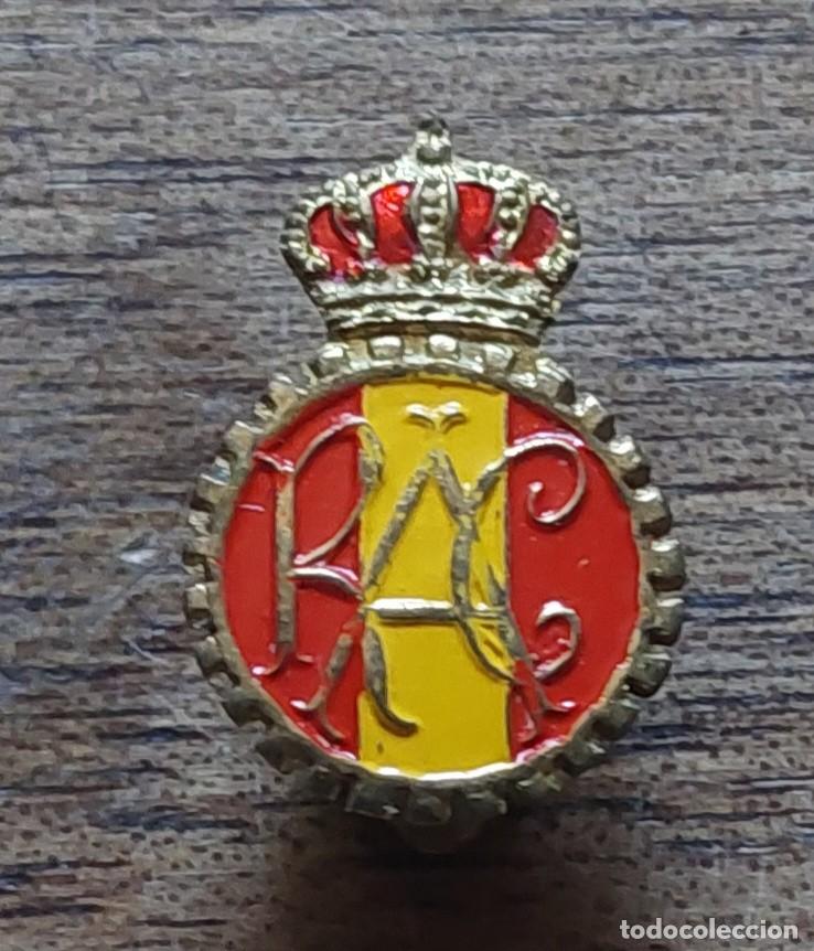 Coches y motocicletas: Antiguo emblema Real Autom&oacute;vil Club RAC