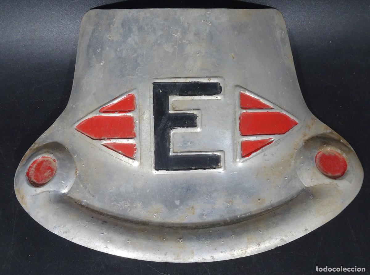 Coches y motocicletas: ANTIGUO EMBELLECEDOR GUARDABARROS MOTOCICLETA , ESPA&Ntilde;A, VER FOTOS