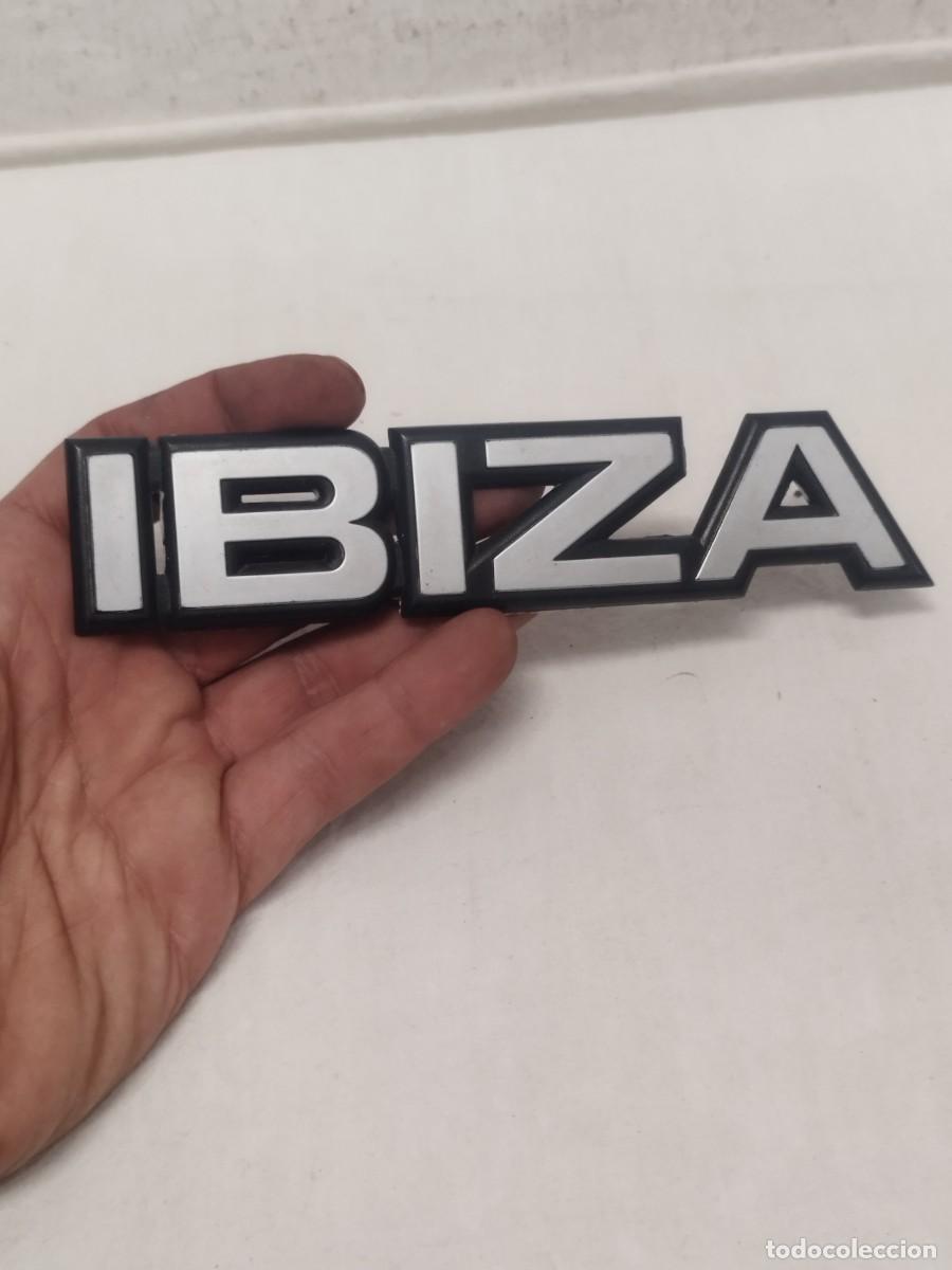 Coches y motocicletas: Insignia coche Seat Ibiza.