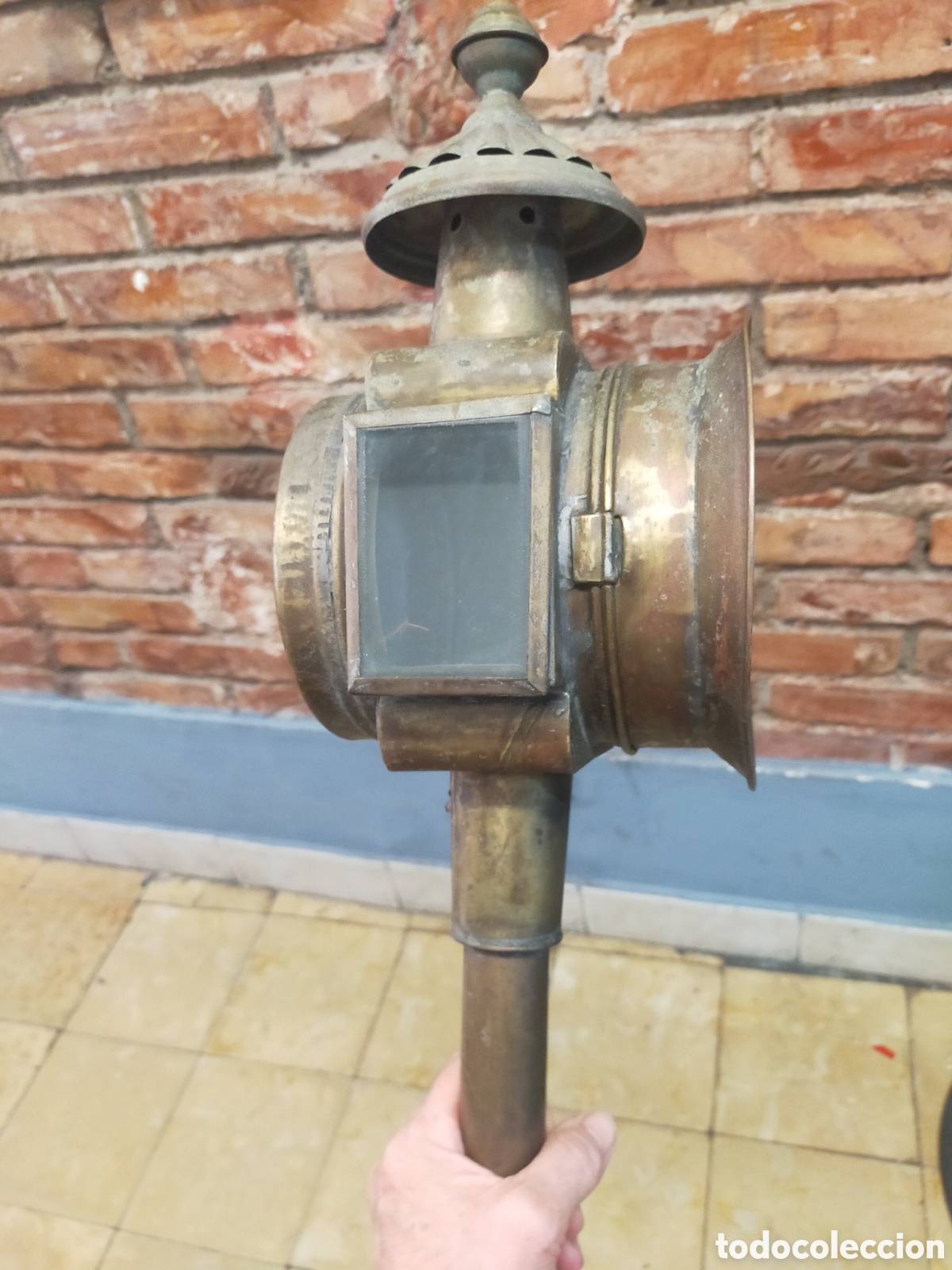 Coches y motocicletas: Antiguo farol de carruaje de lat&oacute;n