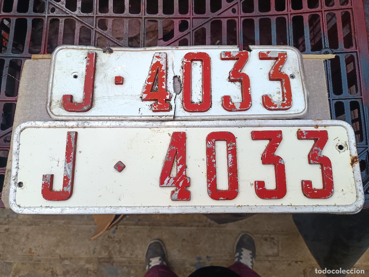 Coches y motocicletas: PAREJA DE ANTIGUA MATRICULA DE JAEN, J-4033, NUMEROS EN RELIEVE ROJOS, CON REMACHES