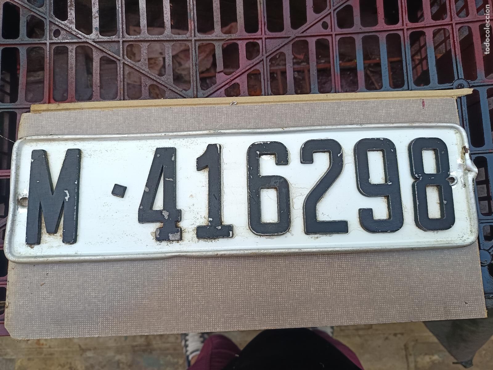 Coches y motocicletas: ANTIGUA MATRICULA DE MADRID, M-416298, NUMEROS EN RELIEVE NEGROS, CON REMACHES