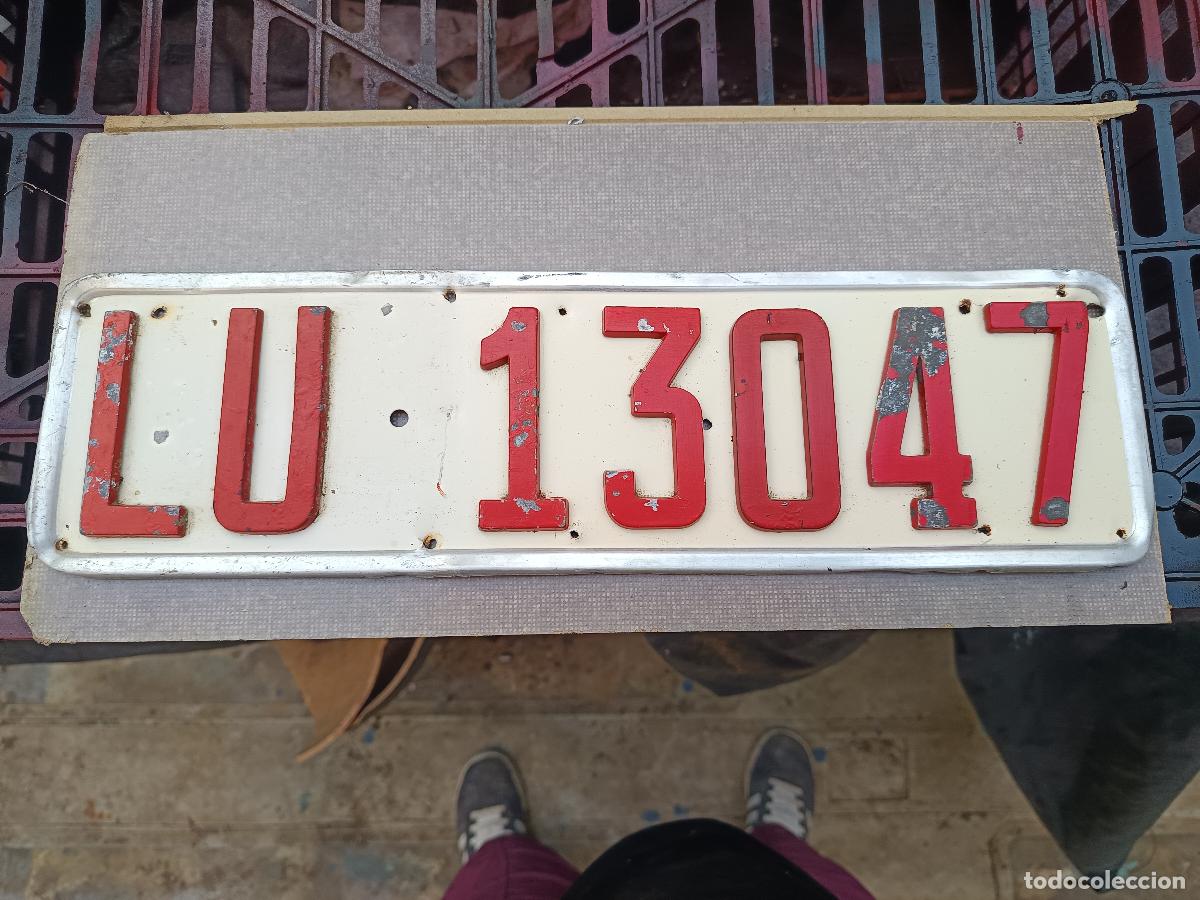Coches y motocicletas: ANTIGUA MATRICULA DE LUGO,LU-13047, NUMEROS EN RELIEVE ROJOS, CON REMACHES