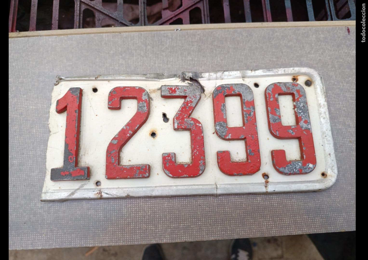 Coches y motocicletas: ANTIGUA PARTE DE MATRICULA NUMEROS, 12399, EN RELIEVE ROJOS, CON REMACHES