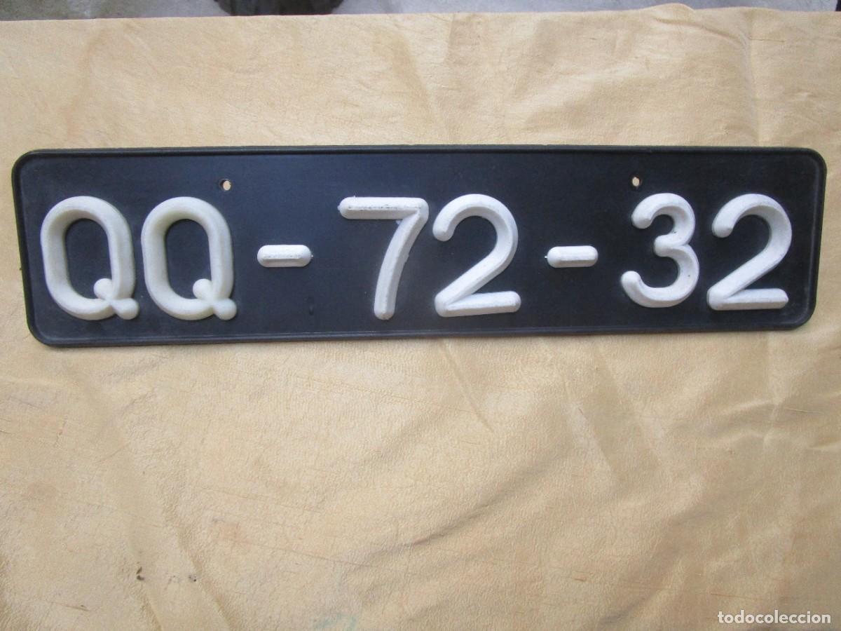 Autos und Motorr&auml;der: ANTIGUA MATRICULA COCHE PORTUGUES 0M-42-79 APROX 1950, RESINA VINILO, LETRAS RELIEVE 52X12CM 300gr +