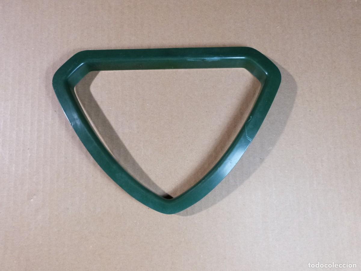 Voitures et Motocyclettes: Embellecedor scudetto triangular verde parrilla delantera Alfa Romeo Sprint 1.7 QV