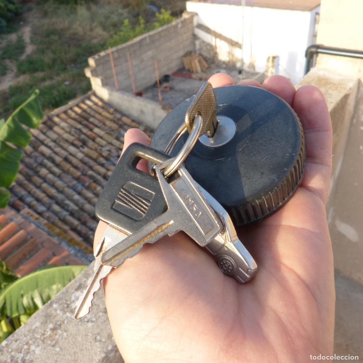 Coches y motocicletas: Antiguo tapon de combustible para vehiculo seat con sus llaves, a&ntilde;os 80-90 siglo XX.