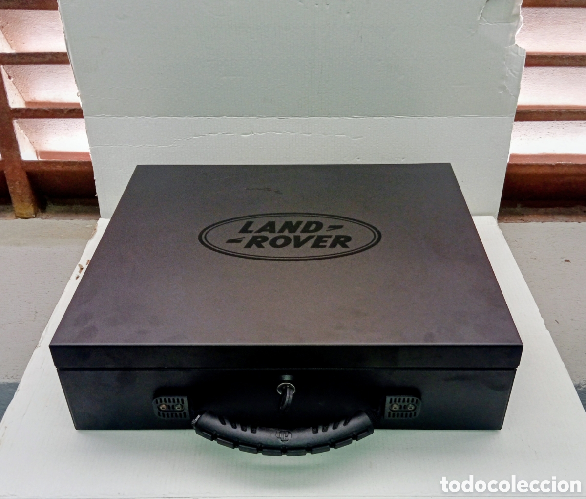 Coches y motocicletas: MALET&Iacute;N METALICO - LAND ROVER- BLACK EDITION- ORIGINAL-40x36x11cm-cierre por llave-acolchado de 9cm