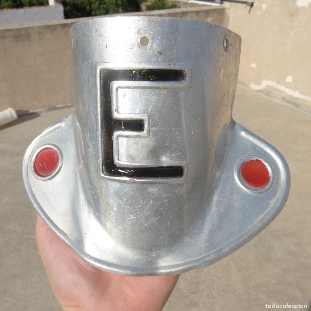 Coches y motocicletas: Antigua placa en aluminio para guardabarros de motocicleta, E , Bultaco, ossa, etc&hellip; 77gr.