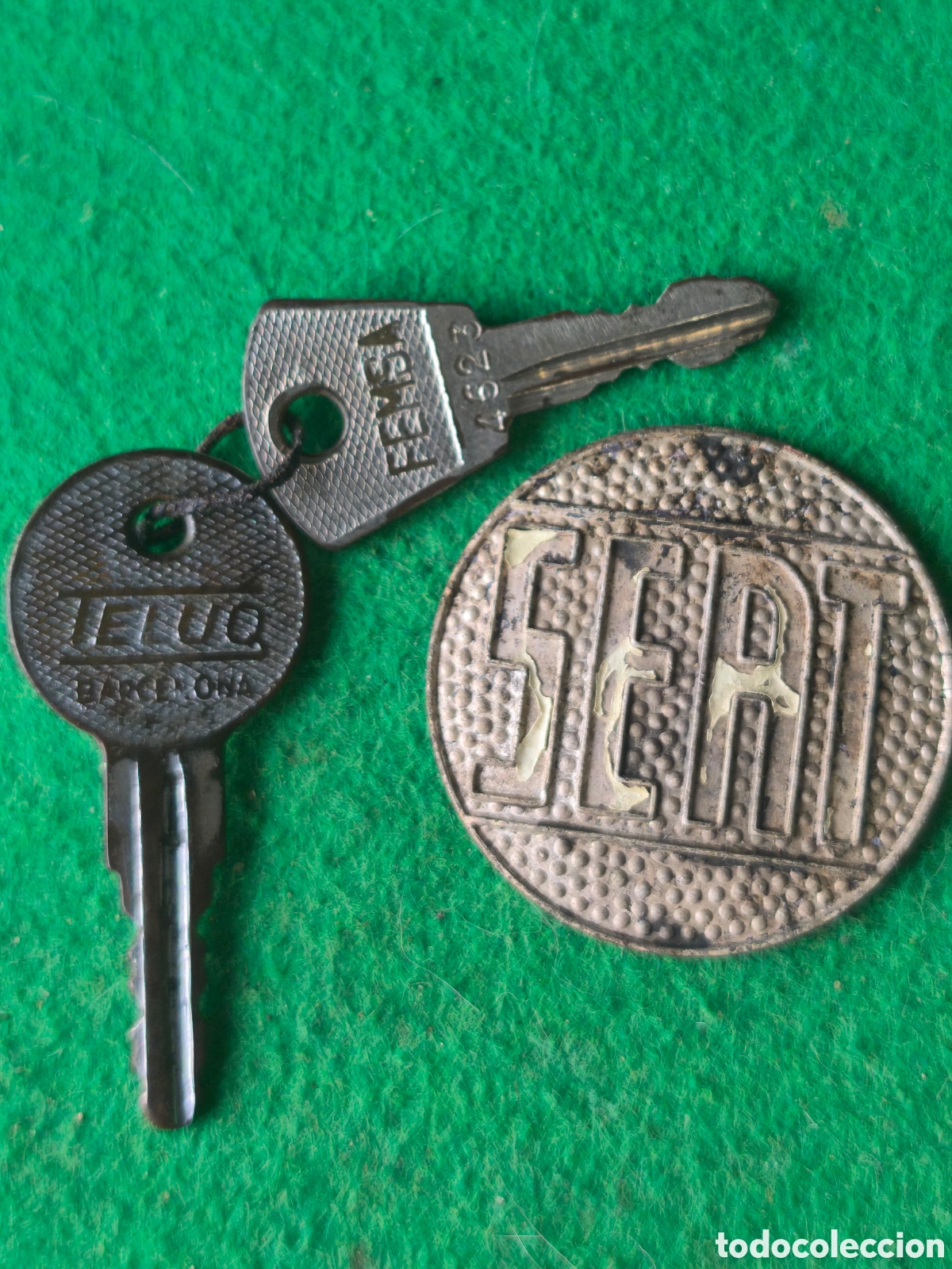 Coches y motocicletas: Llaves y emblema SEAT antiguo