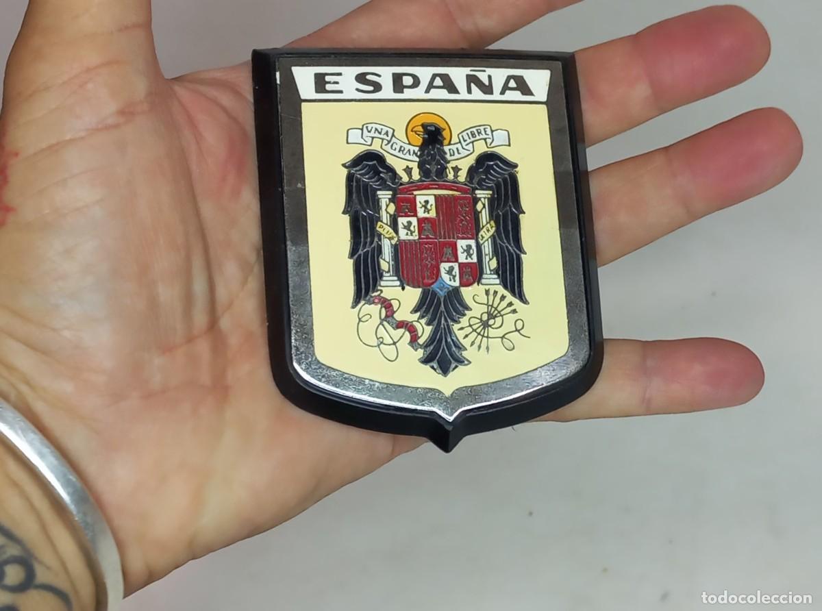 Coches y motocicletas: AQNTIGUA PLACA METALICA Y ESMALTADA PARA COCHES CON EL AGUILA DE SAN JUAN - EPOCA DE FRANCO