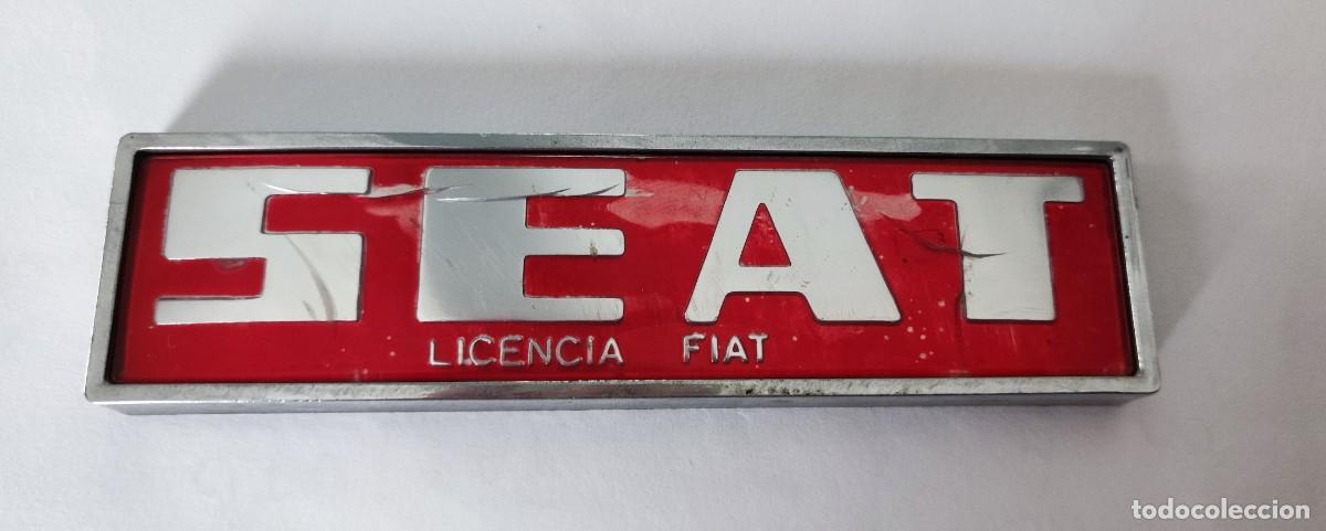 Coches y motocicletas: Anagrama SEAT, licencia FIAT, fondo rojo