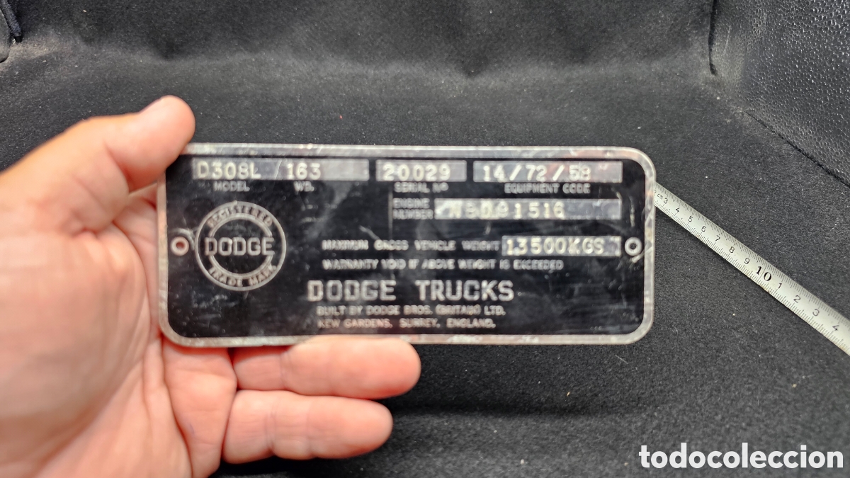 Coches y motocicletas: placa a&ntilde;os 60 de identificaci&oacute;n met&aacute;lica de un cami&oacute;n cl&aacute;sico de la marca Dodge Truc