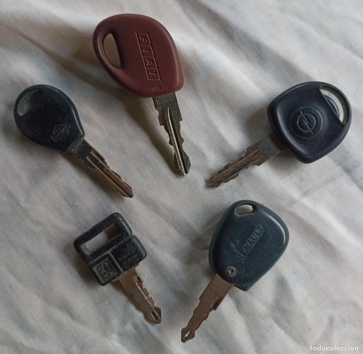 Coches y motocicletas: Lote 5 viejas llaves de veh&iacute;culos