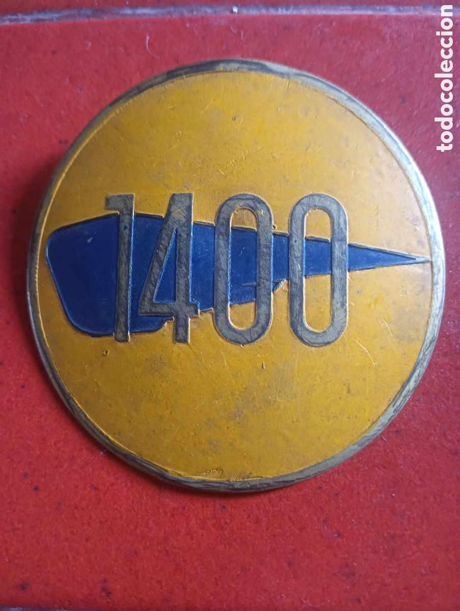 Coches y motocicletas: Antigua chapa esmaltada SEAT 1400
